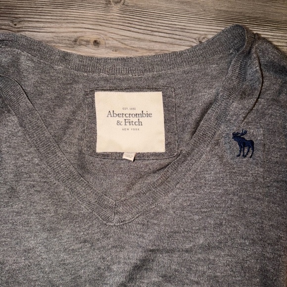 Abercrombie & Fitch Heather Gray V-Neck Sweater - Picture 4 of 6
